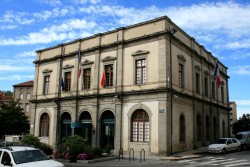 Mairie de Mazamet construite en pont au dessus de l'Arnette