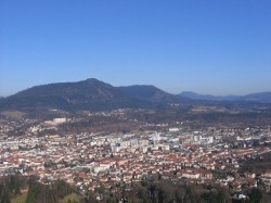 Vue sur Saint Dié depuis le chemin qui mène aux Roches St Martin
