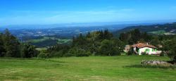 Vue sur la plaine de la Limagne et les volcans d'Auvergne