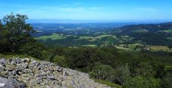 Vue sur la plaine de la Limagne et les volcans d'Auvergne