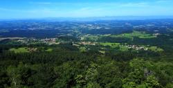 Vue sur la plaine de la Limagne et les volcans d'Auvergne
