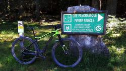 Site Panoramique de la Pierre Pamole, parking voitures, aller-retour au sommet