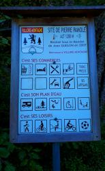 Panneau au pied des marches de la Pierre Pamole