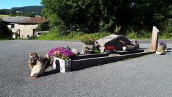 La Courtade, jolie fontaine fleurie