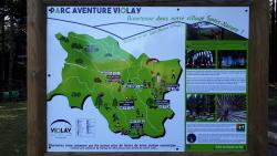 Panneau touristique au parc aventure de Violay (accrobranche)