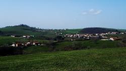 Vue sur Saint Cyr de Valorges  et Tour sur le mamelon à gauche