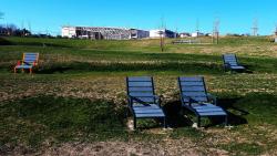 Transats au bord du lac