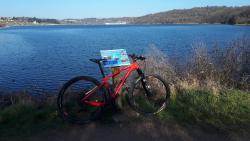 Lac de Villerest, vue sur le phare et le barrage