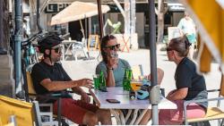 GTVTT_pause_en_terrasse_Mirepoix_Acrofilm - Ariège Pyrénées Tourisme