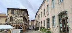 Hors parcours, St Germain Laval, mairie et maison à pans de bois